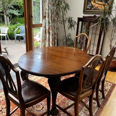Oval Mahogany Table (extends to seat 8ppl) & six chairs
