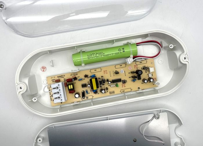 Ansell Emergency LED Bulkhead Light 8W 3Hr Maintained AOSLED/3M/ST 550lm 6500K IP65