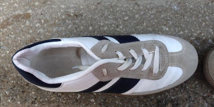 White & Blue Flat Runners (used).