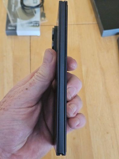 Samsung Z Fold 7 256GB Mint Condition 9 Months Old with receipt unlocked to any Network and with Accessories.