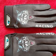 2 pairs of gloves