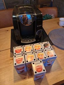 Bosch Tassimo coffee machine + stand/storage + coffee's
