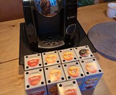 Bosch Tassimo coffee machine + stand/storage + coffee's
