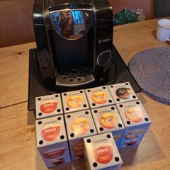 Bosch Tassimo coffee machine + stand/storage + coffee's
