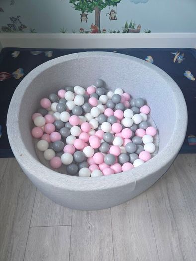 Baby ball pit & coloured balls