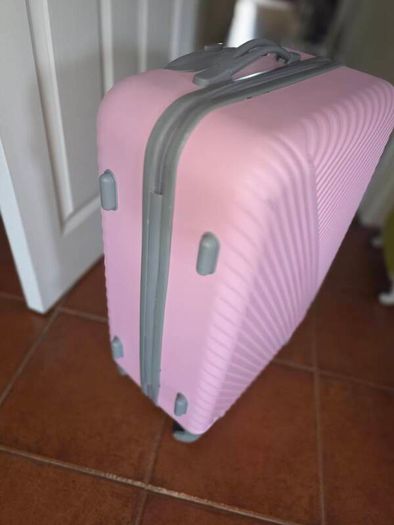 Medium suitcase