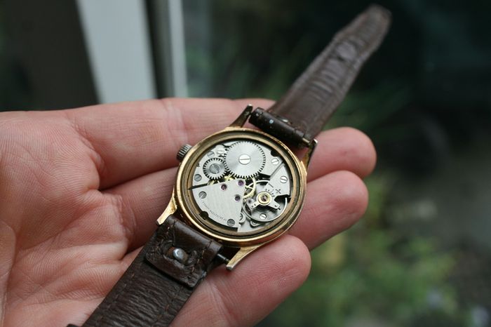 Vintage Mechanical Hand-Winding Wristwatche (works well)