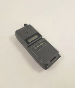 Motorola Vintage Micro Tac Original Flip Phone & Intellicharge XT Dual Charging Dock