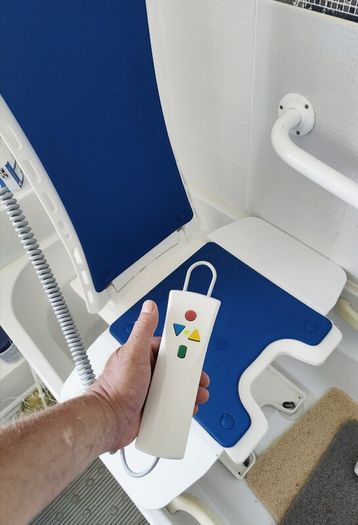bathtub  lift up and down seat