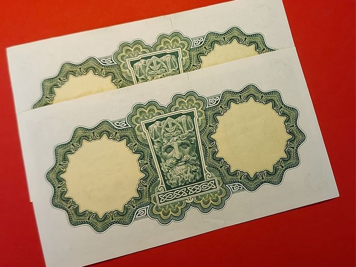 Irish 1971  2 consecutive pound banknotes in almost uncirculated condition