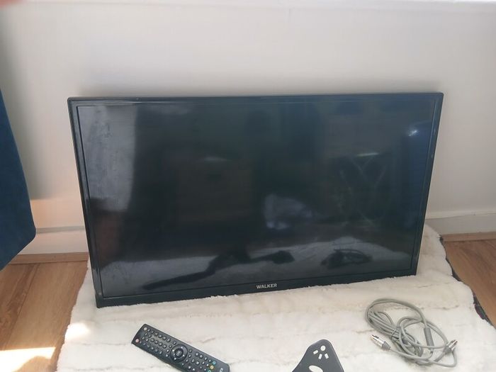 Walker brand flat screen tv 29inch in length  x17 inch heigth. Comes with original remot control, swivel mounted tv bracket and cables. .