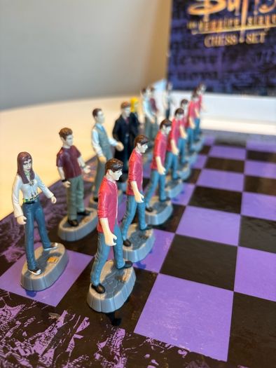 Buffy the Vampire Slayer Collector's Chess Set Rare 2000 Edition!