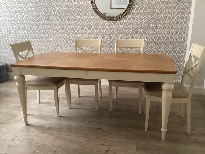 Extendable dining table with 6 chairs from hanley's