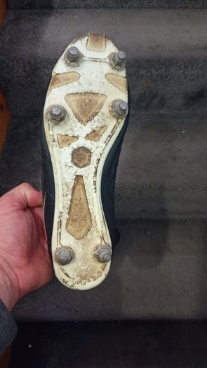Metal studs football boots