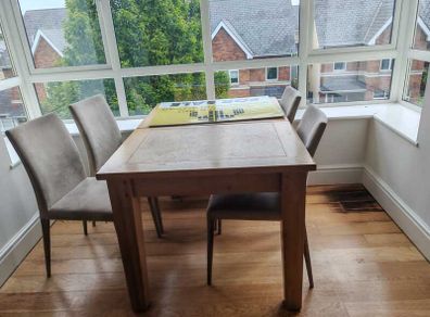Free- Dining table set