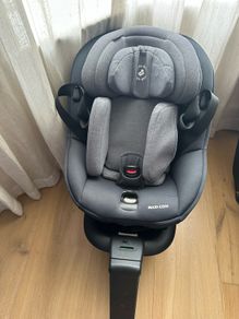 Maxi Cosi Mica 360 Carseat with Base Attached