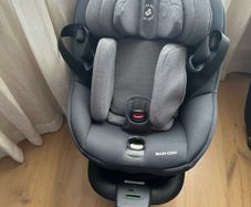 Maxi Cosi Mica 360 Carseat with Base Attached