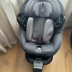 Maxi Cosi Mica 360 Carseat with Base Attached