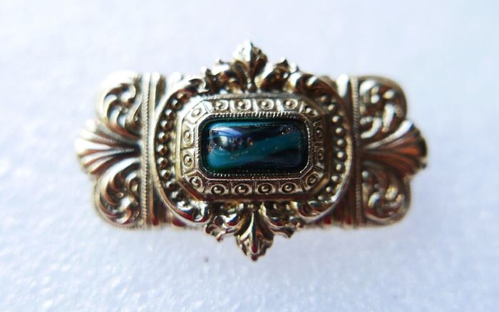 Vintage gold tone brooch with Green Faceted Stone