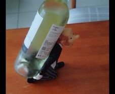 Wine bottle holder