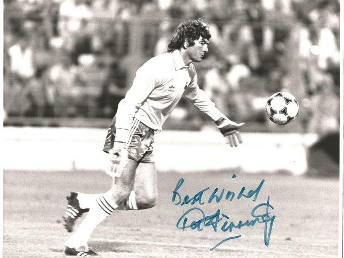 Pat Jennings autograph