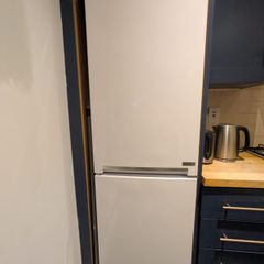 fridge freezer. Gas hob. Slimline dishwasher.