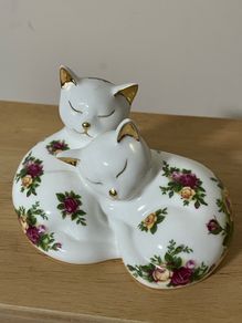 Royal Albert Old Country Roses sleeping kittens