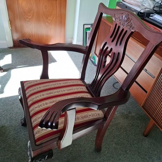 Hand carved Mahogany dinning table with 6 chairs