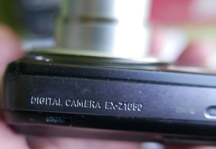 Casio Exilim EX-Z1050 Digital camera Made w/ Box and Accessories , universal charger- Tested