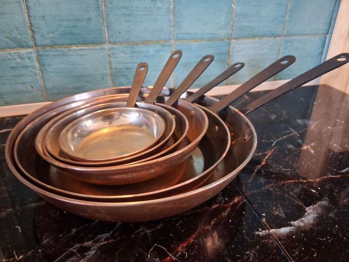Graduated Set 6 Copper Saucepans