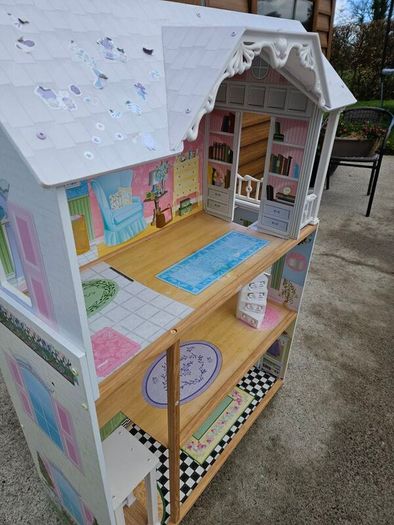 Beautiful dolls house. In very good condition. Available immediately