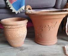 2 terracotta plant pots