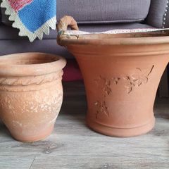 2 terracotta plant pots
