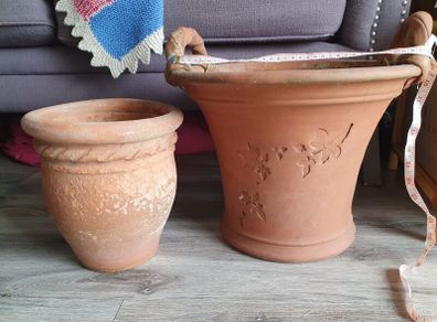 2 terracotta plant pots