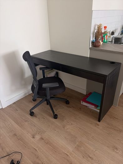 ikea desk and swivel chair in perfect condition