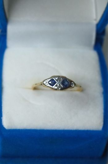 Art Deco 18ct Gold Sapphire and Diamond Ring