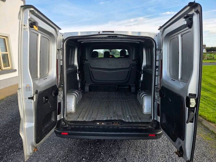 Renault trafic crew cab van