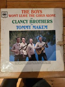 The Clancy Brothers and Tommy Makem, The Boys Wont Leave The Girls Alone