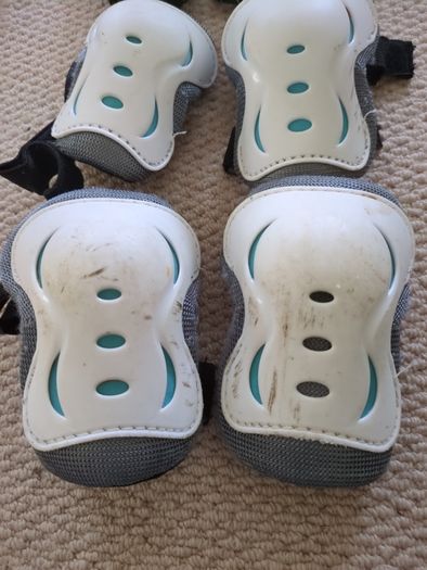 skateboard or rollerskate pads children