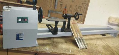 Wood lathe with set of chisels