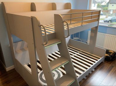 Triple bunk beds (grey)