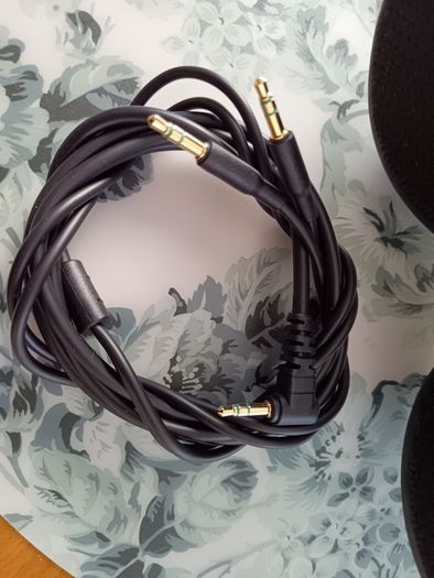 HiFi Man Sundara close back headphones