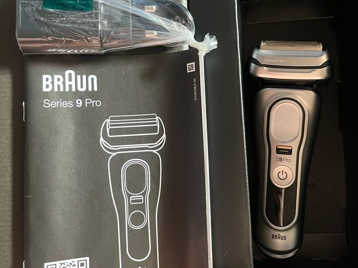 Braun Series 9 Pro Electric Shaver 4+1 head wet & dry razor with SmartCare 5 in 1 charging Cleaning station BRAND NEW