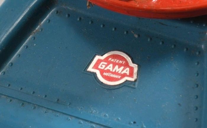 Vintage GAMA crane