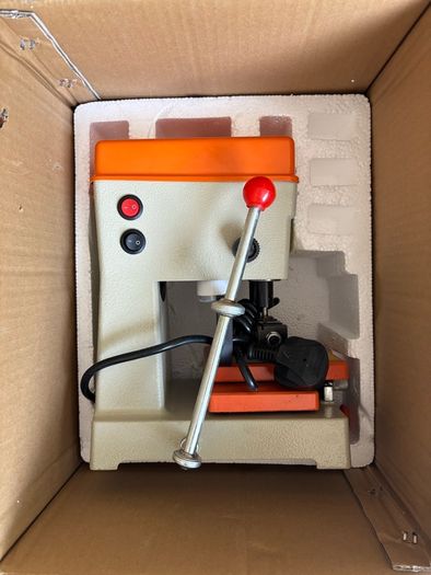 Key Cutting Machine: Defu 368A