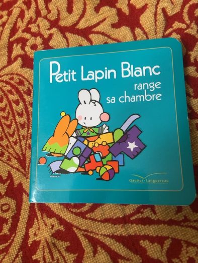 Petit Latin Blanc range sa chambre