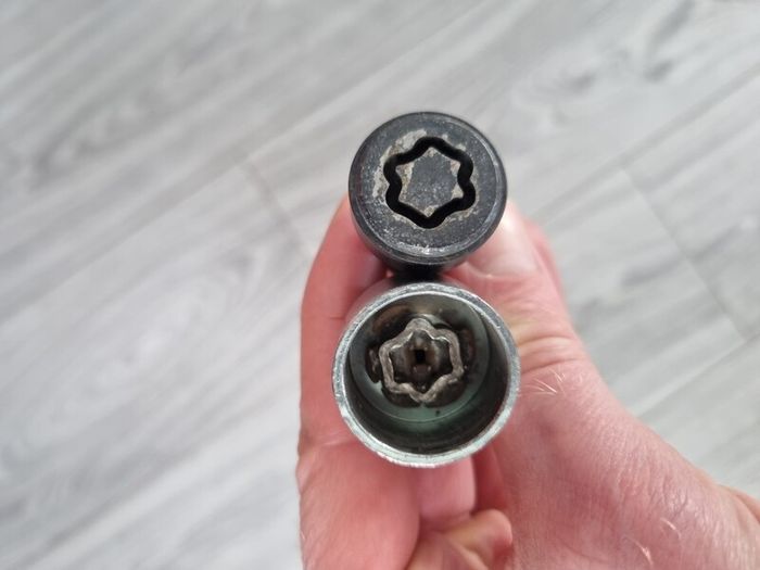 BMW lock nuts and key