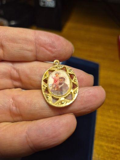 Religious 3D medal that changes pictue from cross to a saint