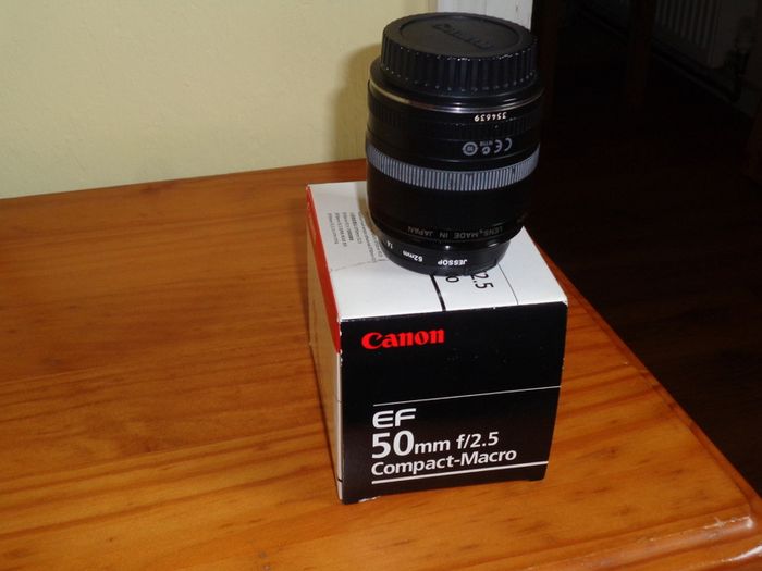 Canon 50mm f2.5 macro lens