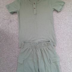 boy's summer kit/t-shirt and shorts age 6/7